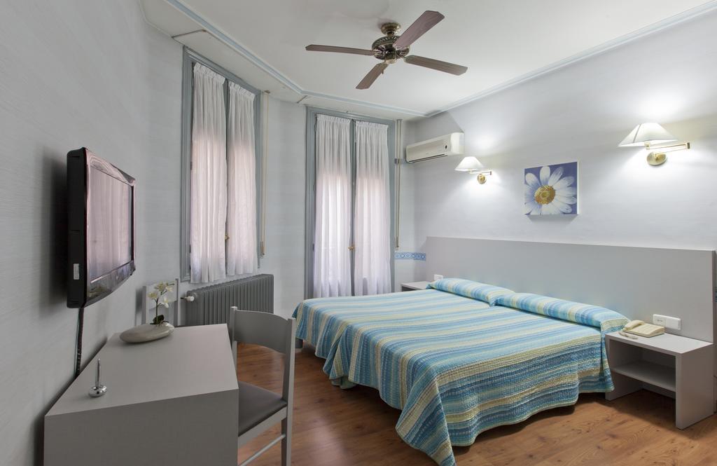 Hostal Andorra มาดริด ภายนอก รูปภาพ