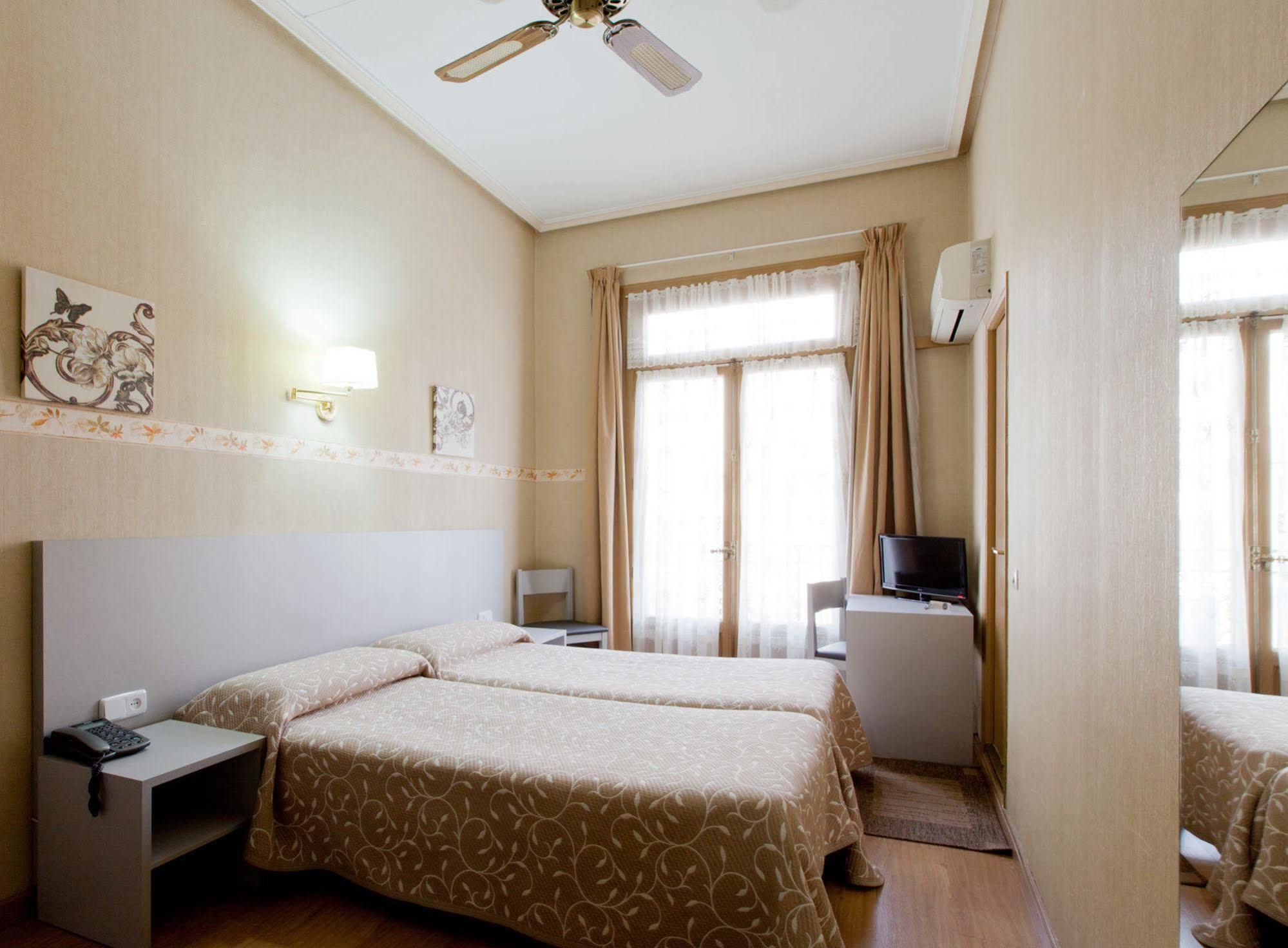 Hostal Andorra มาดริด ภายนอก รูปภาพ