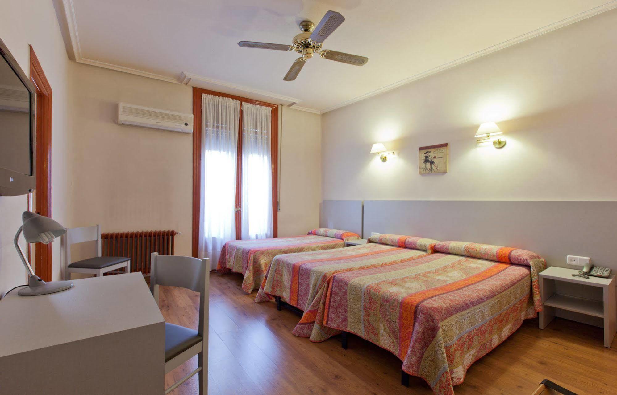 Hostal Andorra มาดริด ภายนอก รูปภาพ